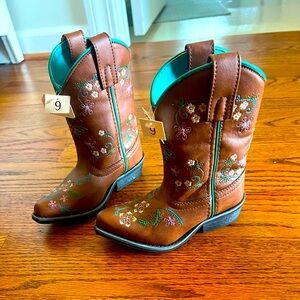 NWT Shyanne girls boots, size 9